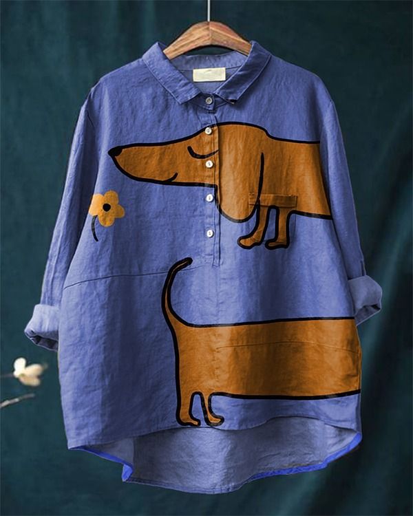 Blouse artistique Mabel de Danoir Paris en tissu bleu avec motif Teckel, élégante et moderne.