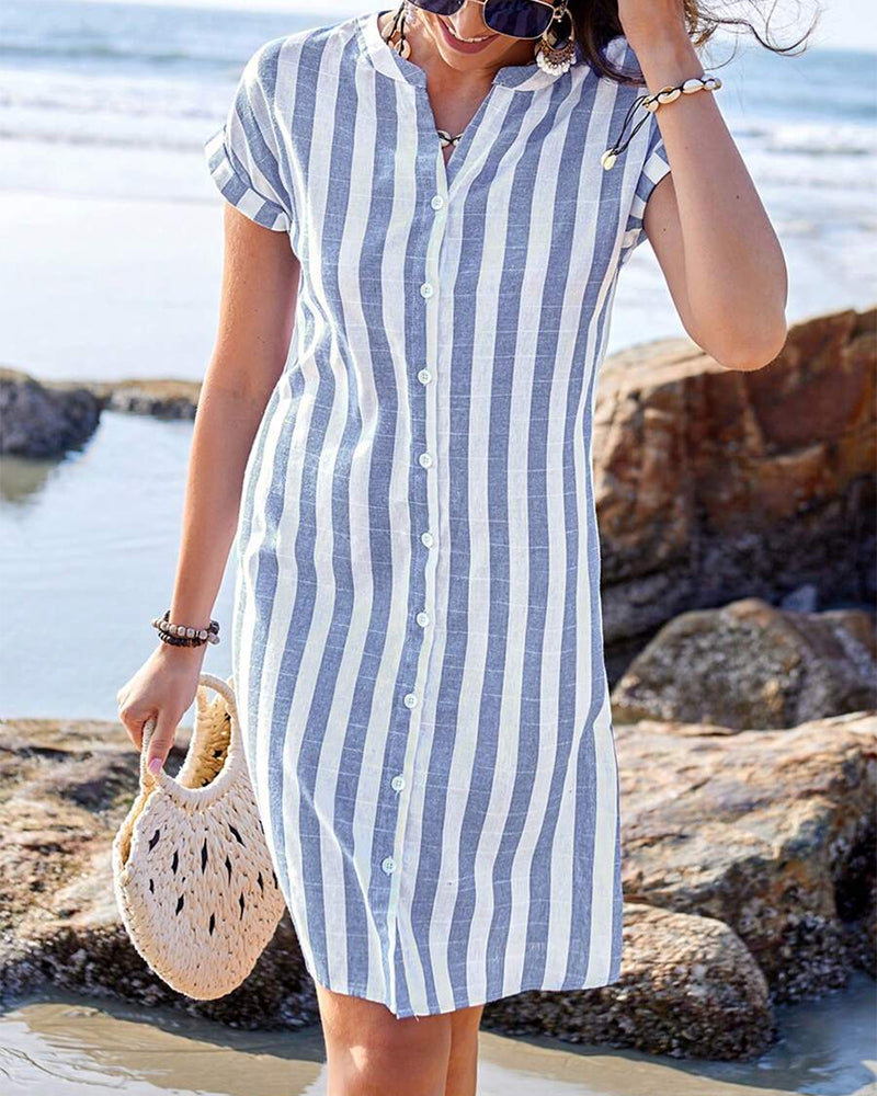 Robe chemise rayée élégante Martine de Danoir Paris, tissu fluide avec col classique et manches longues, portée décontractée.