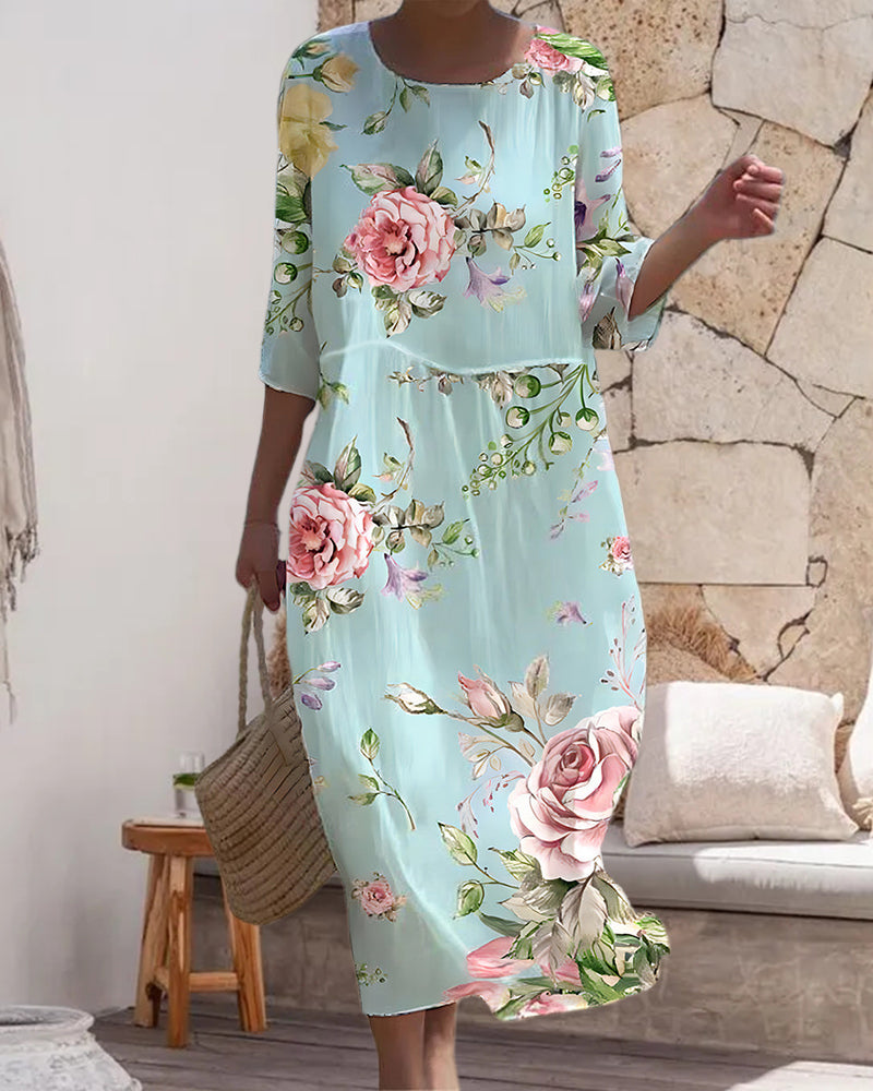 Robe florale chic Miranda de Danoir Paris, en tissu bleu avec motifs floraux, vue de près sur le mannequin.