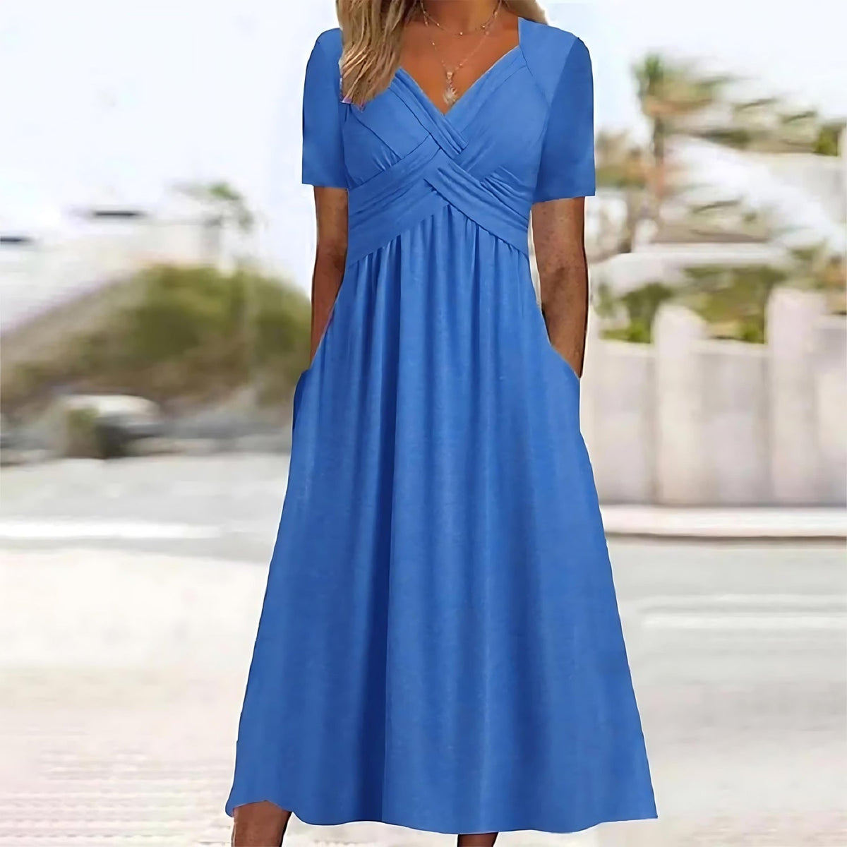 Robe longue élégante Nadine de Danoir Paris en tissu bleu, portée par un mannequin, détails sophistiqués et coupe fluide.