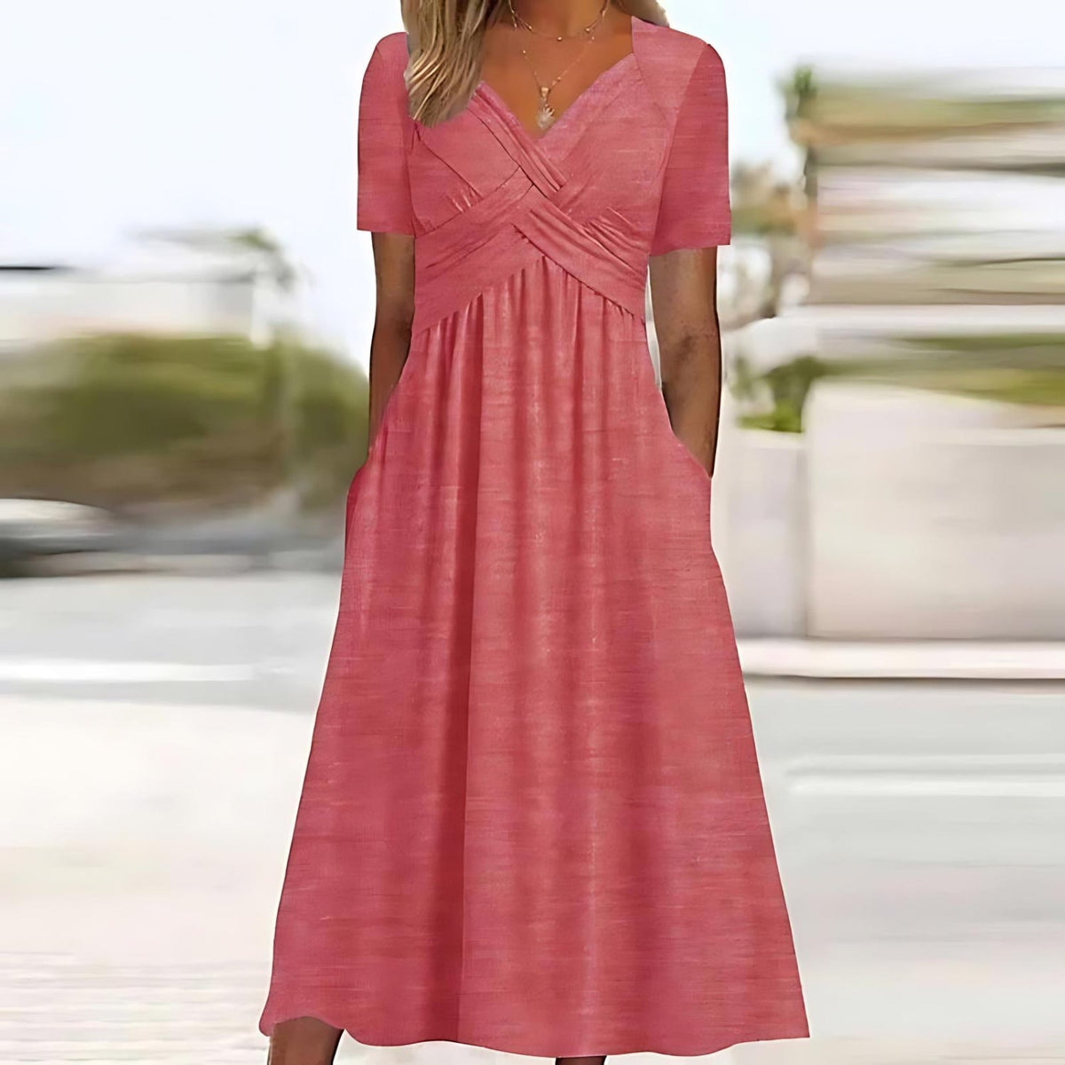 Robe longue élégante Nadine de Danoir Paris en tissu bleu, portée avec détails sophistiqués pour une allure chic.