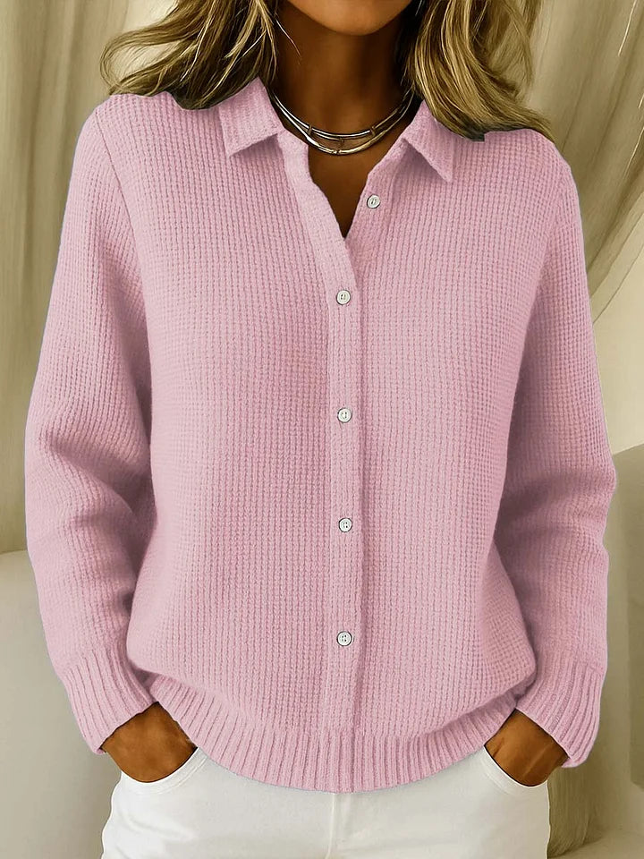 Cardigan rose chic et confortable de Danoir Paris, en tissu doux, porté ouvert avec manches longues et finition élégante.