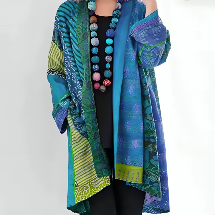 Cardigan long élégant Sofia de Danoir Paris en tissu bleu, porté ouvert avec manches longues.