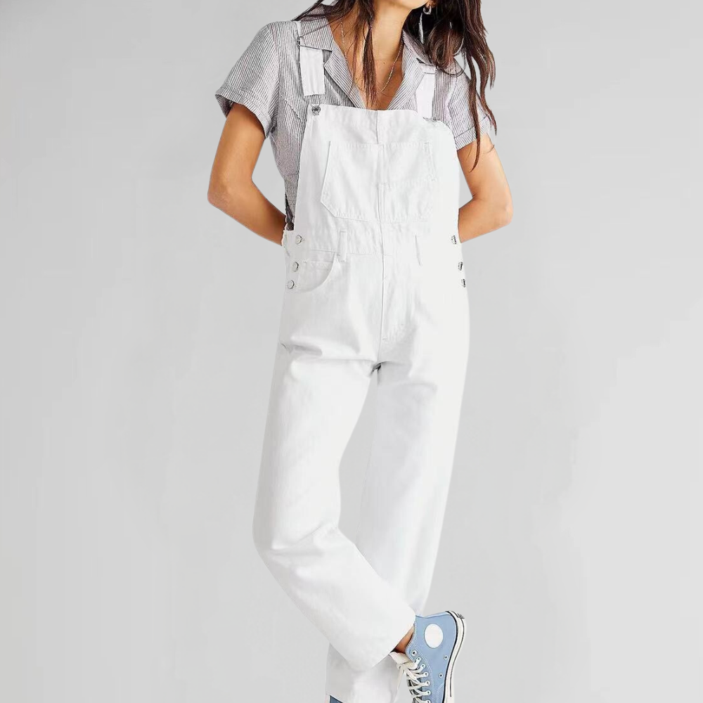 Combinaison en denim urbain Jacqui de Danoir Paris portée par une mannequin, en blanc, dans un style moderne et décontracté.