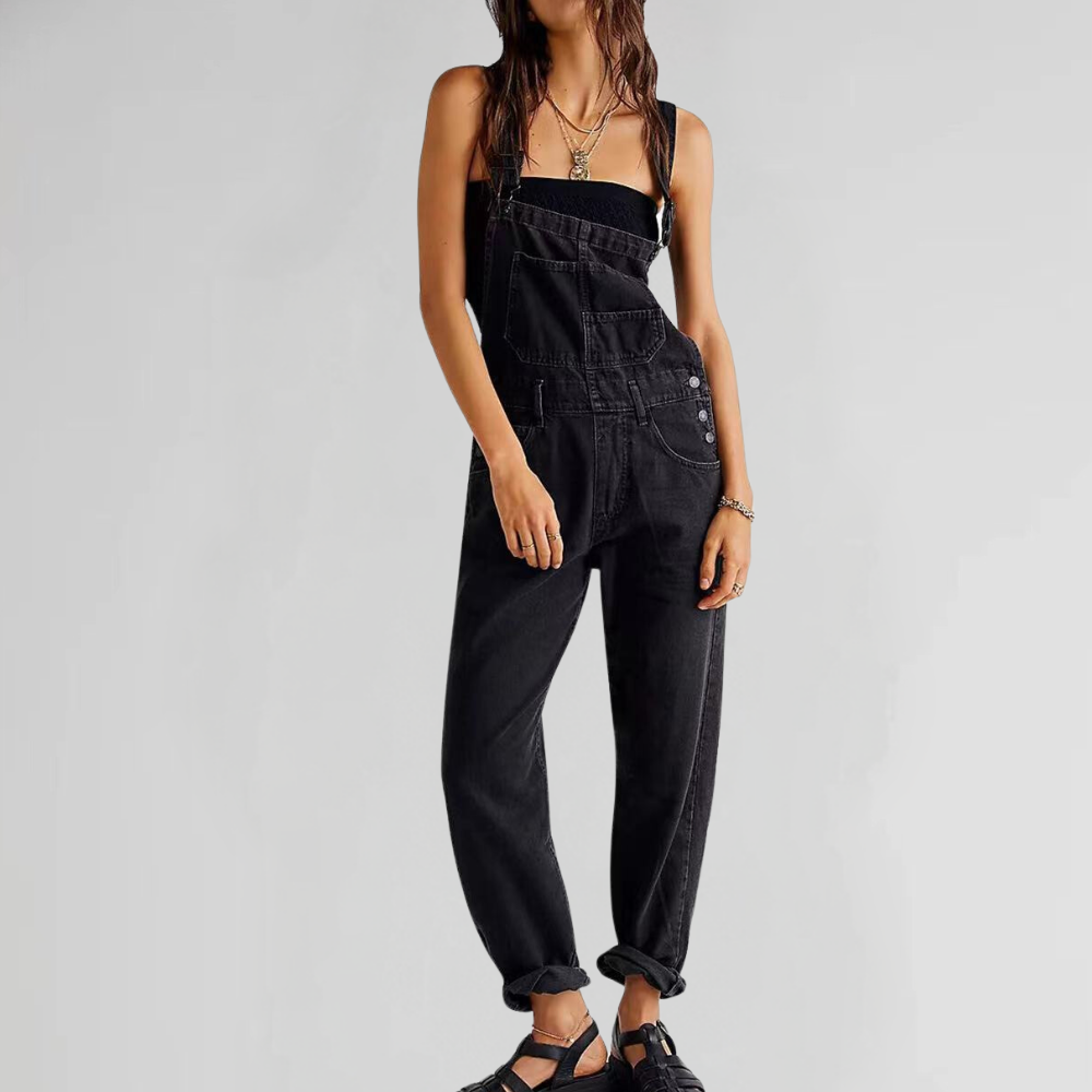 Combinaison denim urbaine Jacqui de Danoir Paris, coupe ajustée en jean noir, avec détails modernes et style décontracté.