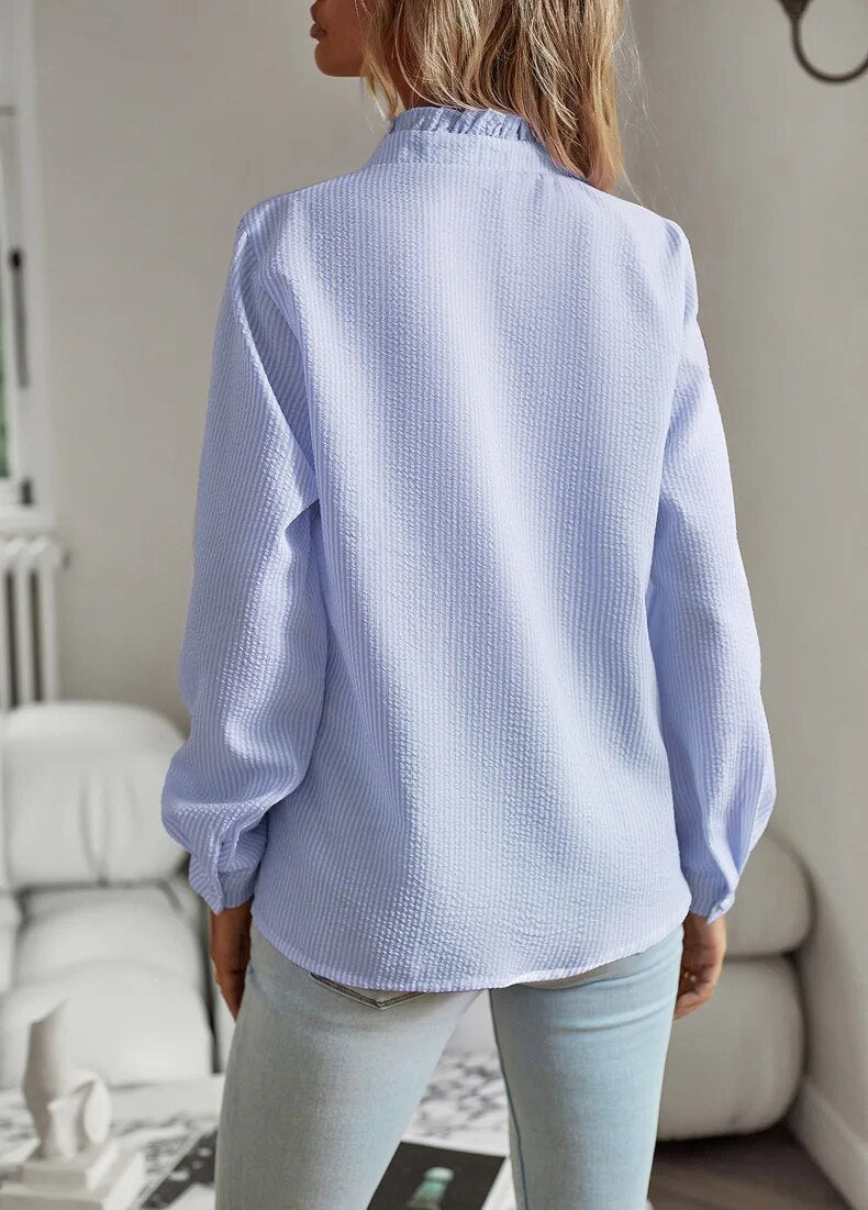 Chemise élégante Danoir Paris Alice, blouse confortable en tissu fluide, portée avec col et manches longues, style sophistiqué.