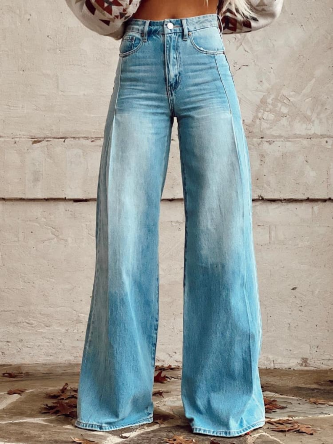 Pantaloni larges élégants Lucia de Danoir Paris en tissu bleu, vue de face, détails du style chic et confortable.