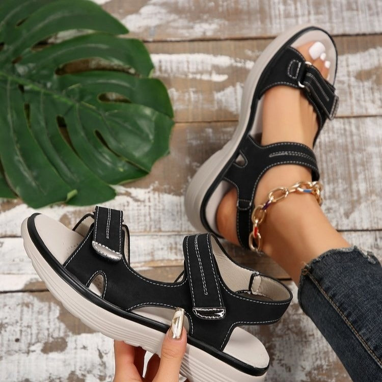 Sandales orthopédiques Marjorie Danoir Paris bleues pour femme, semelle confortable et soutien du pied visible en image.