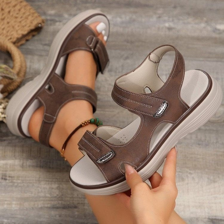 Sandales orthopédiques Marjorie Danoir Paris de couleur bleue, en cuir, avec semelles confortables et ajustement optimal.