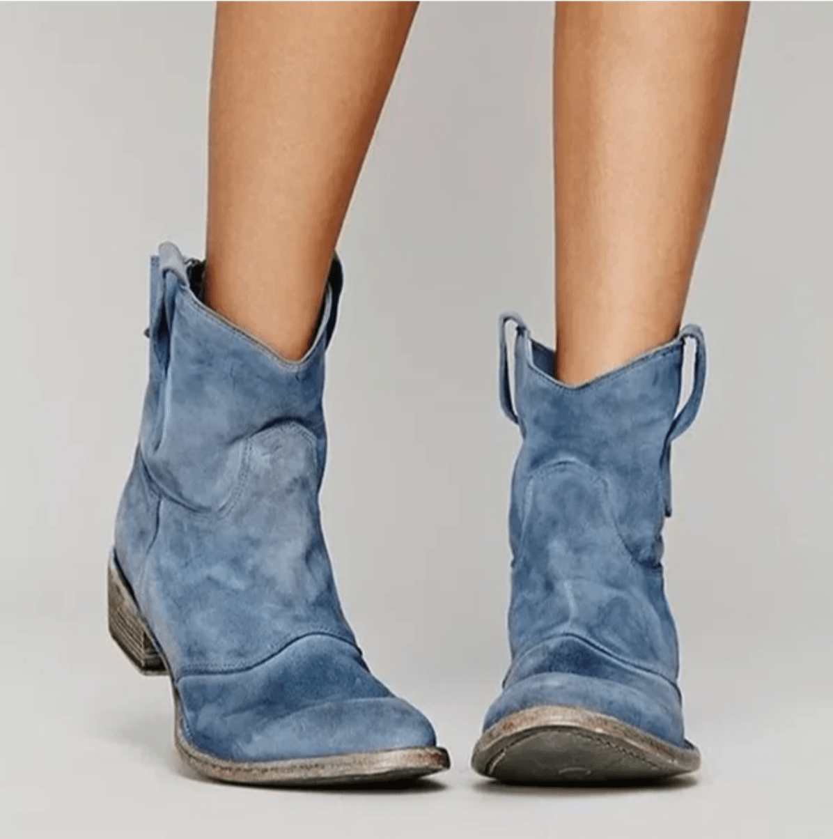 Bottes orthopédiques Charlotte en daim bleu de Danoir Paris, confortables et élégantes pour un soutien optimal des pieds.