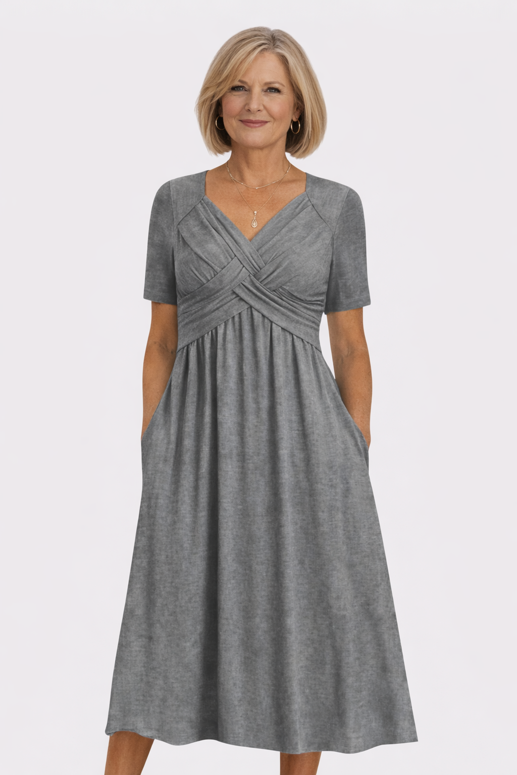 Robe Amanda élégante de Danoir Paris, coupe flatteuse, en tissu gris, idéale pour une allure sophistiquée.