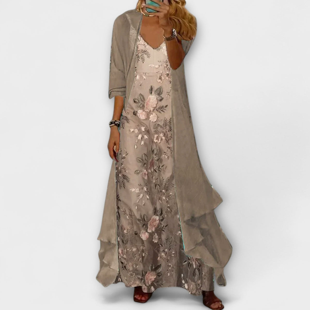 Robe maxi Bryleigh de Danoir Paris, longue robe élégante en tissu fluide, portée sur un mannequin.