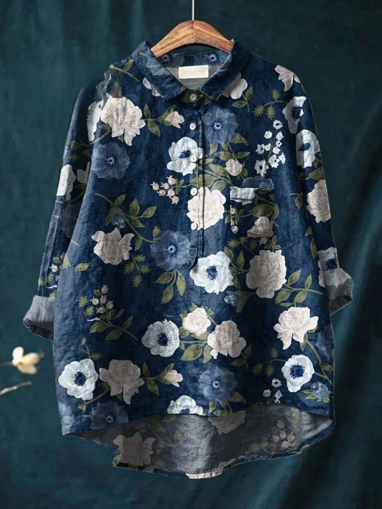 Chemise florale élégante Charlotte de Danoir Paris, en tissu bleu avec motifs floraux, vue de face sur mannequin.