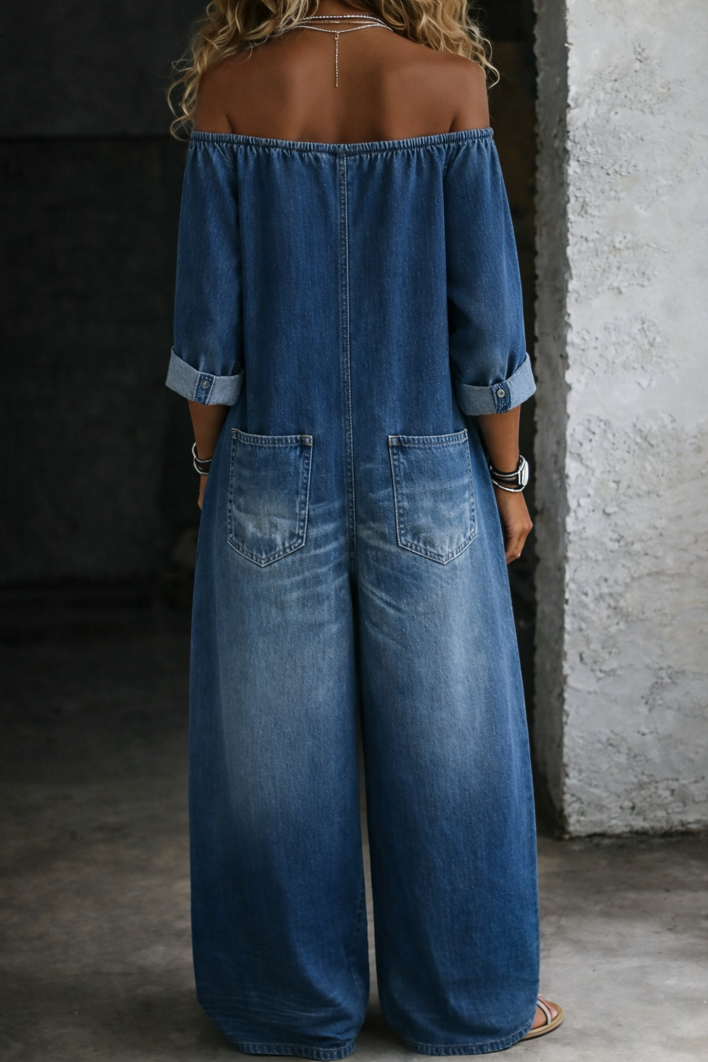 Combinaison longue bleue Danoir Paris Elena à épaules dénudées et manches longues, style élégant et tendance.