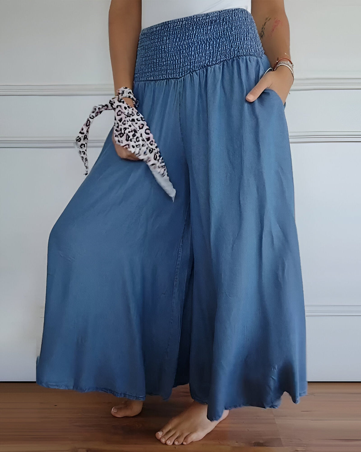 Pantalon confortable Lorraine™ avec taille élastique, pantalon décontracté en tissu doux, par Danoir Paris, vue de face.