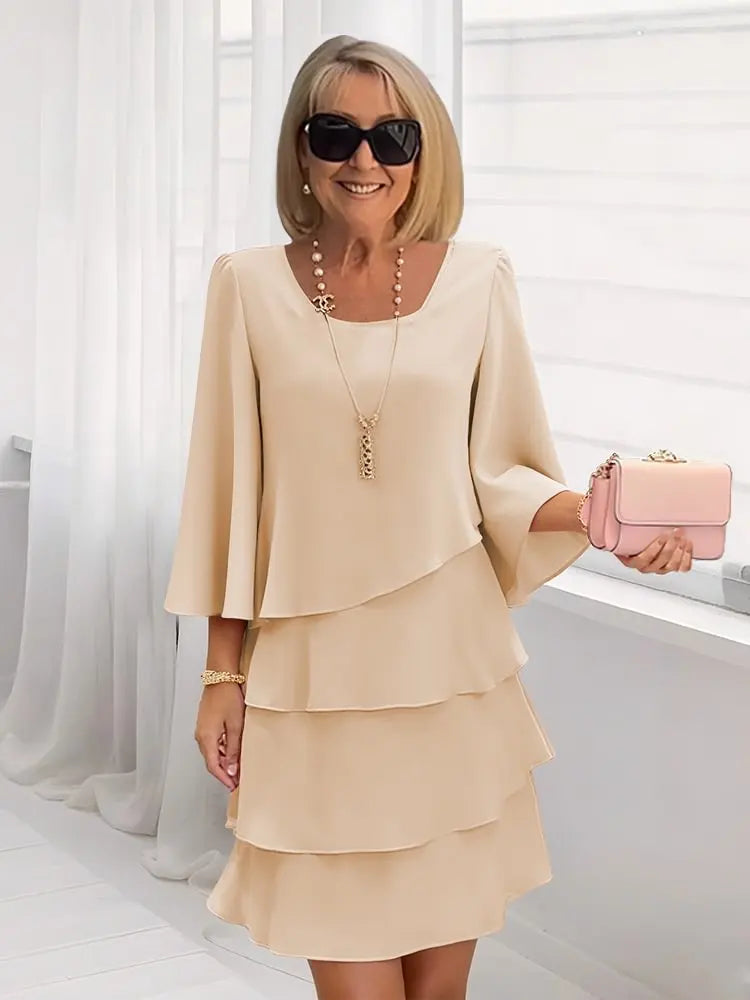 Robe Catherine Danoir Paris en tissu blush avec volants élégants, parfaite pour une allure sophistiquée et confortable.