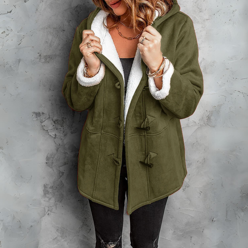 Manteau élégant pour femme Denise de Danoir Paris, couleur Bordeaux, porté sur un modèle, tissu chic et sophistiqué.