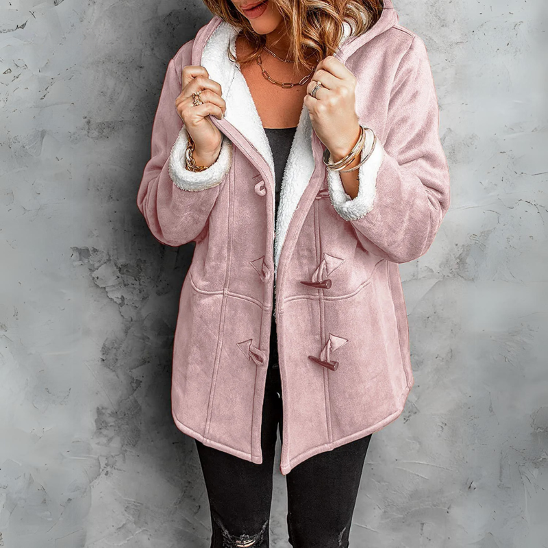 Manteau élégant pour femme Denise de Danoir Paris en tissu bordeaux, avec coupe sophistiquée et détails raffinés visible dans l'image.