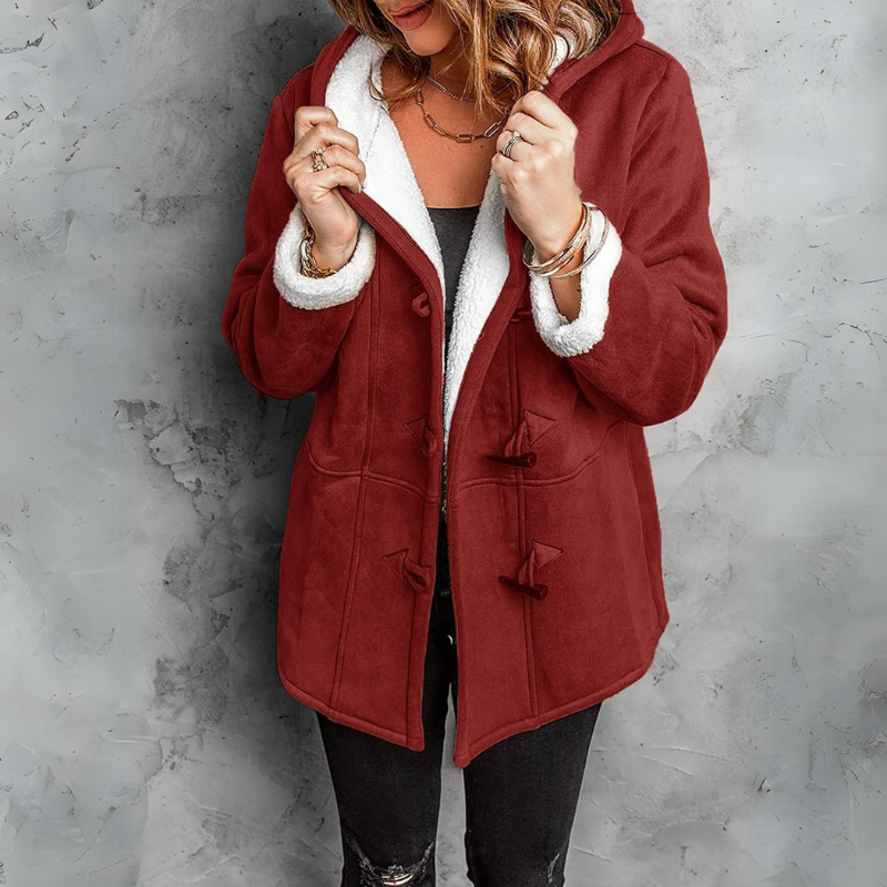 Manteau élégant pour femme Denise de Danoir Paris, en tissu bordeaux avec coupe sophistiquée et détails raffinés.