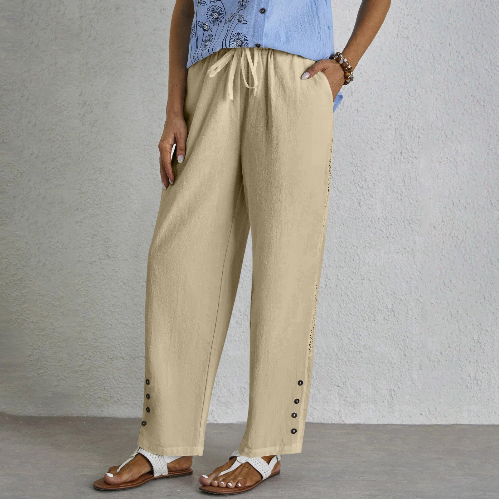 Pantalons décontractés Shania de Danoir Paris, style relaxed avec boutons, vue de face sur un fond neutre.