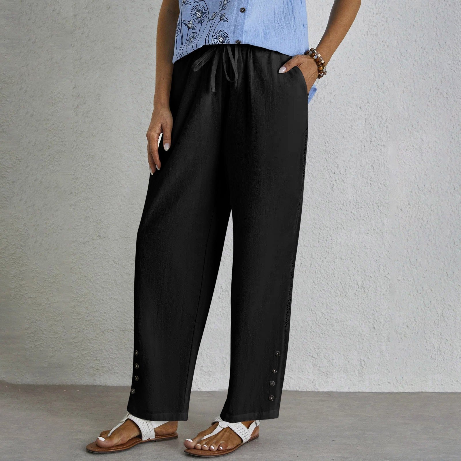 Pantalons relaxés Danoir Paris Shania avec boutons, style décontracté et confortable, vue de face sur fond neutre.