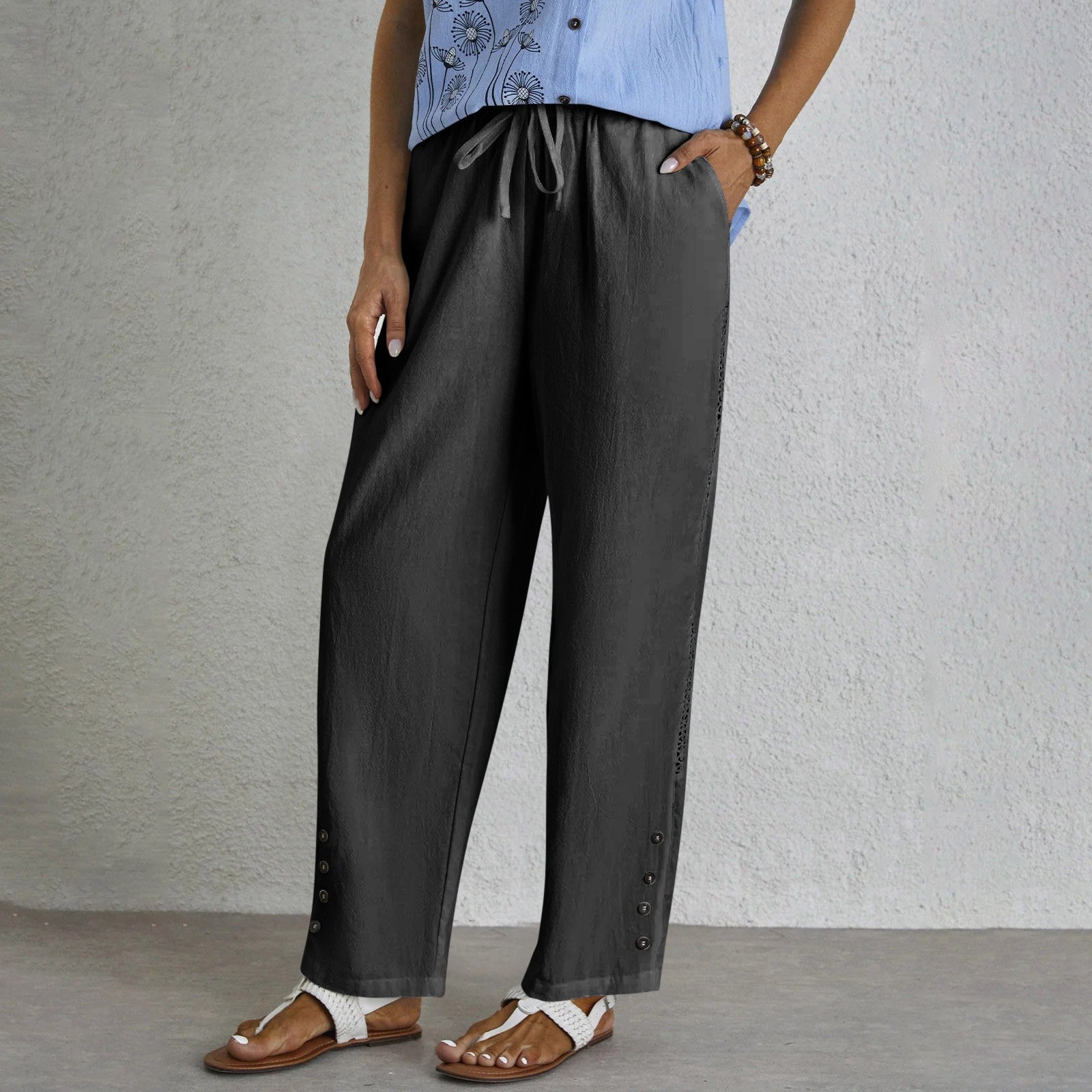 Pantalons relaxés avec boutons de la marque Danoir Paris, modèle Shania, en tissu doux et tendance, vue de face.