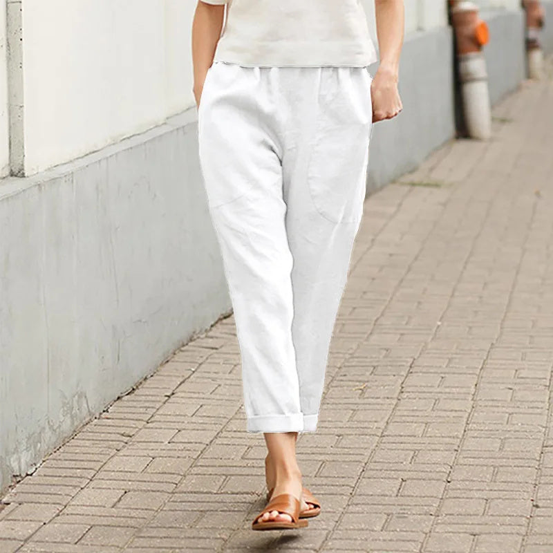 Pantalons amples Danoir Paris Kriza avec poches, style décontracté, tissu léger, porté en look casual, coloris neutre.