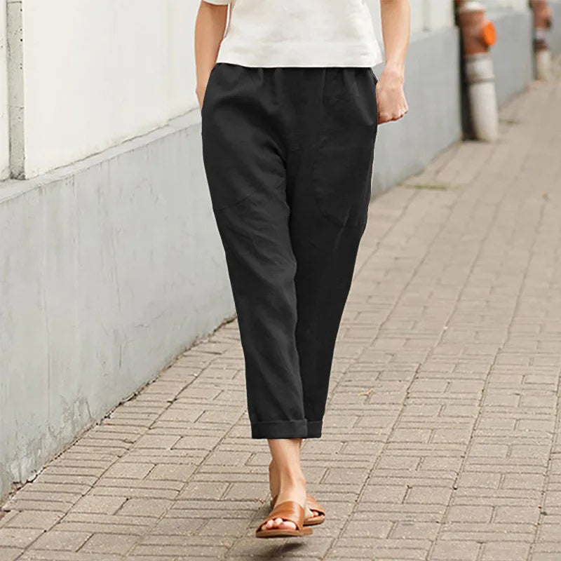 Pantalons amples Danoir Paris Kriza avec poches, style décontracté, tissu léger, porté avec une blouse blanche.