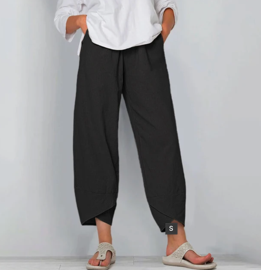 Pantalons légers Danoir Paris Riley, vêtement pour femmes, en tissu fluide, couleurs neutres, porté sur un mannequin.