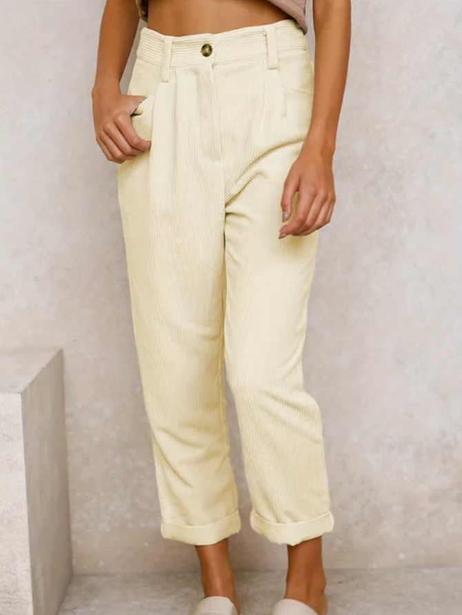 Pantalons casual intemporels Cassidy de Danoir Paris, vêtement de bas élégant et confortable, porté de face.