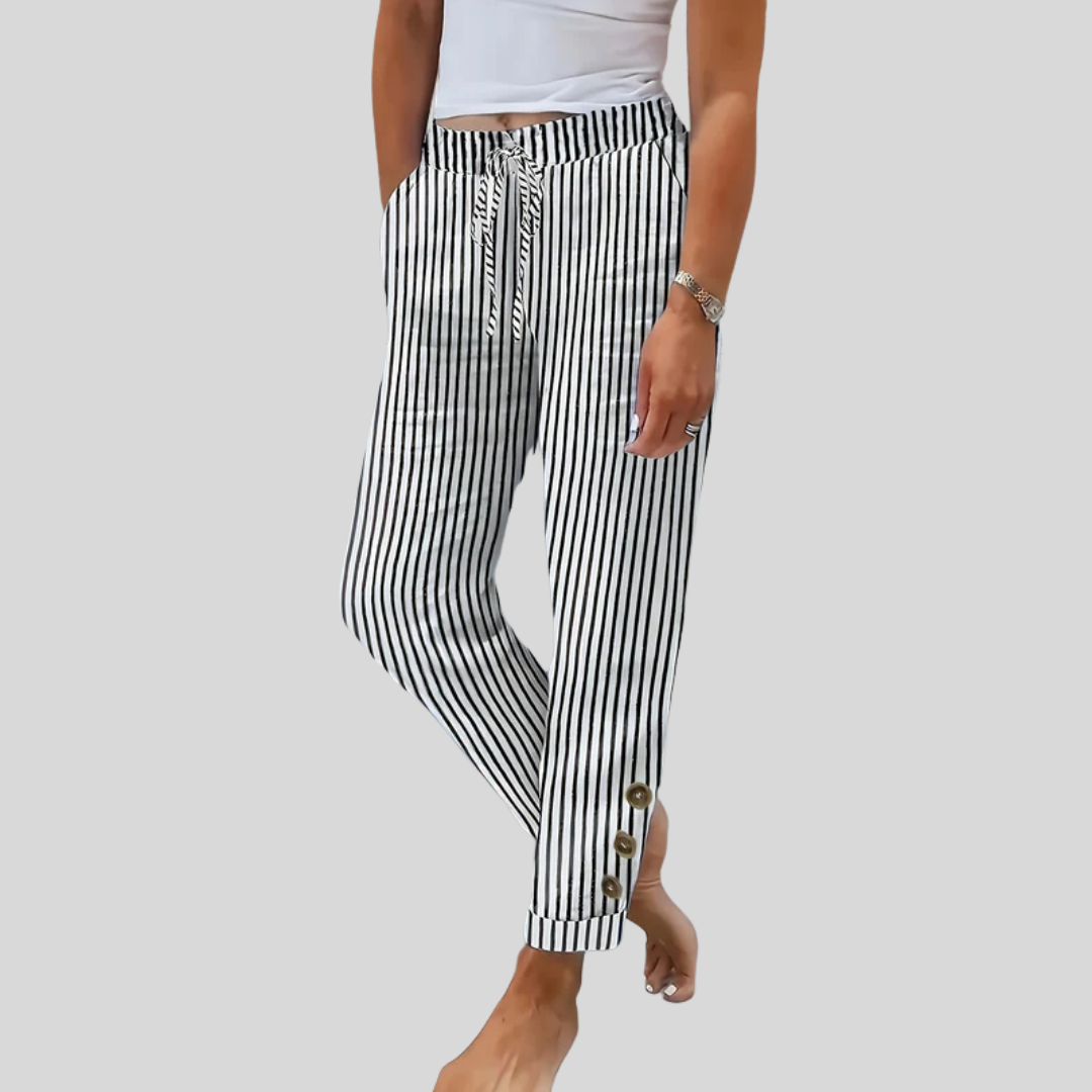 Pantalons rayés décontractés Danoir Paris, style casual, visibles avec leur coupe confortable et motif à rayures.