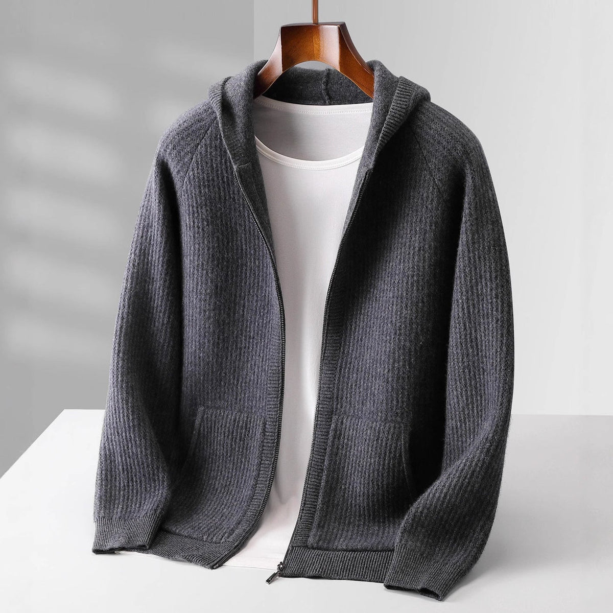 Hoodie en cachemire couleur camel Danoir Paris Robin, confort et luxe, vue de face sur fond blanc.