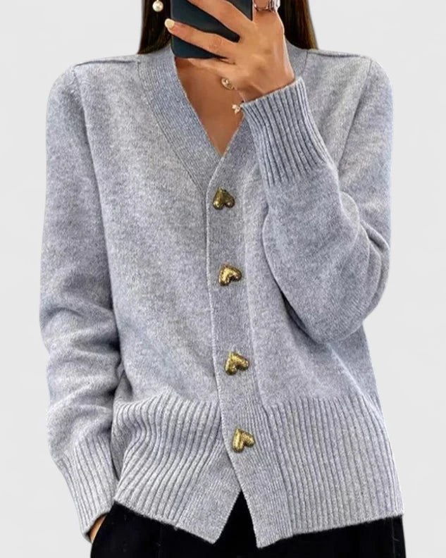 Cardigan élégant Lillyanne de Danoir Paris en maille douce, porté avec manches longues et coupe sophistiquée.