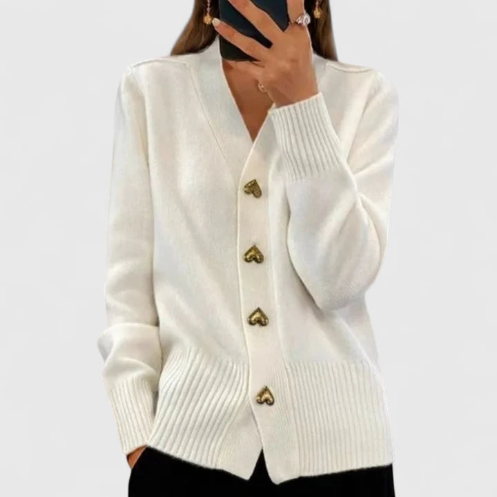 Cardigan élégant Lillyanne de Danoir Paris, en maille douce, porté ouvert avec manches longues et détails raffinés.