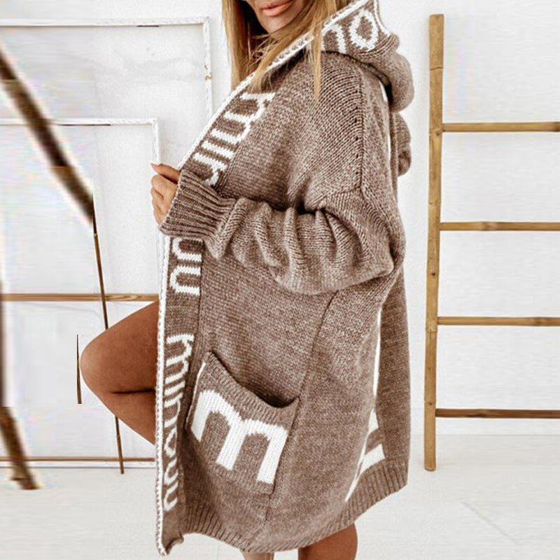 Cardigan marron Danoir Paris Milou, chic et confortable, porté sur un mannequin, détails du tissu et coupe élégante visibles.