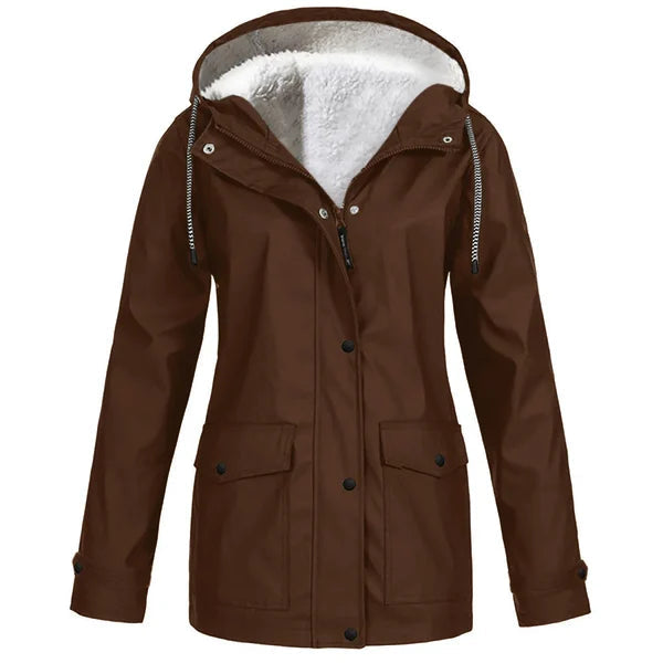 Veste élégante et polyvalente Julliete de Danoir Paris en jaune, coupe moderne pour femme, image de la veste portée.
