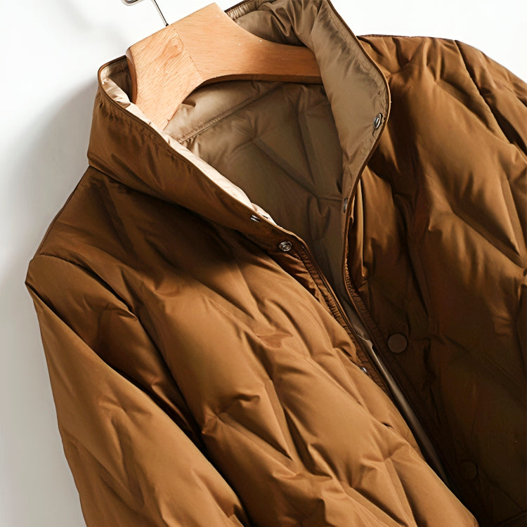 Manteau chaud et chic Justine de Danoir Paris en cuivre, mode élégante pour l'hiver, visible en détail dans l'image.