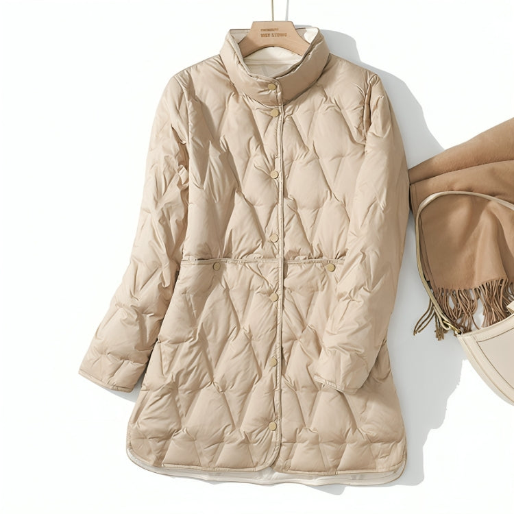Manteau chic et chaud Justine de Danoir Paris en cuivre, porté sur un mannequin, avec col élégant et tissu élégant.