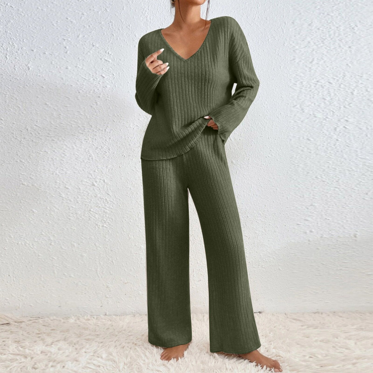 Ensemble tricoté décontracté Émilie pour femme de Danoir Paris, veste et pantalon en vert, look confortable et élégant.