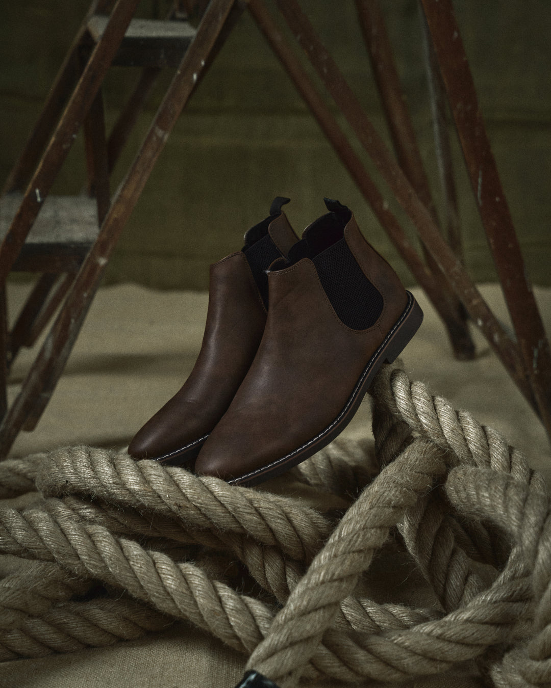 Bottes Chelsea Danoir Paris en cuir noir avec semelle robuste et design élégant, vue de face.