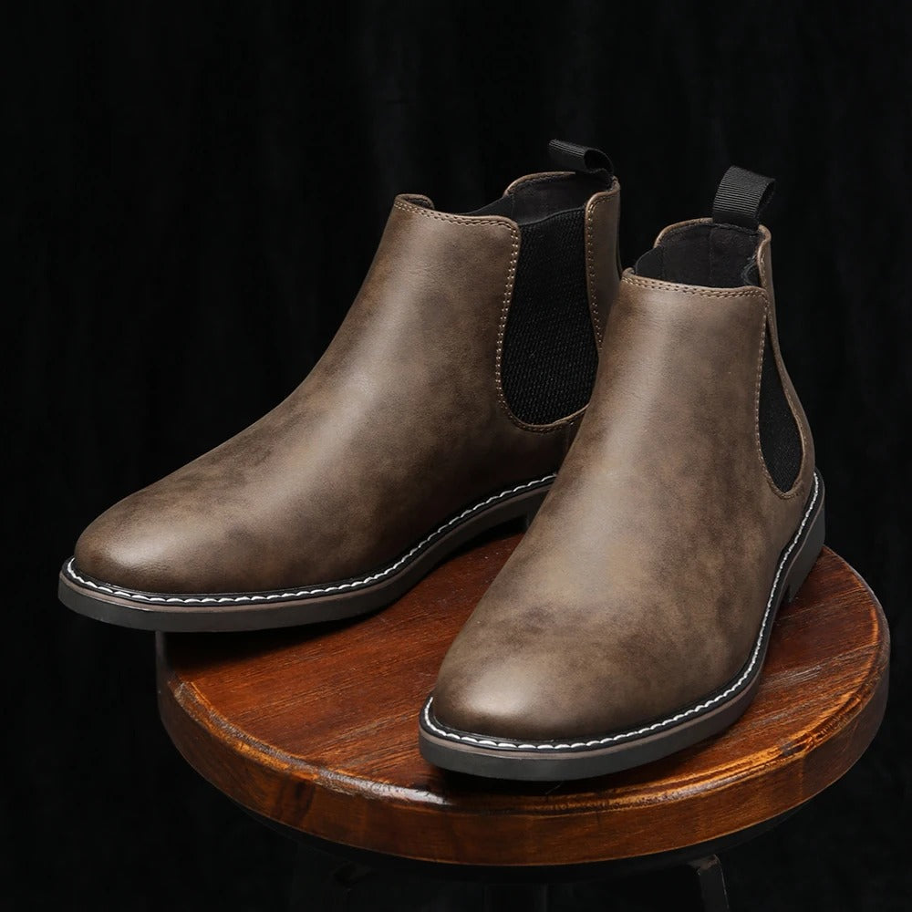 Chaussures Chelsea Danoir Paris™ en cuir noir avec semelle en caoutchouc, style élégant et classique pour femmes.