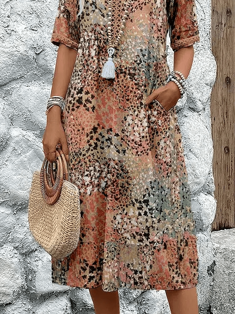 Robe d'été Skyler Danoir Paris en tissu léger, couleur bleue Ocean Breeze, avec détails floraux et coupe élégante.