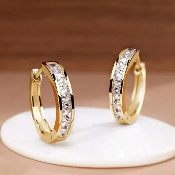 Boucles d'oreilles chic en or et cristal de Danoir Paris, avec des détails élégants et brillants visibles sur l'image.