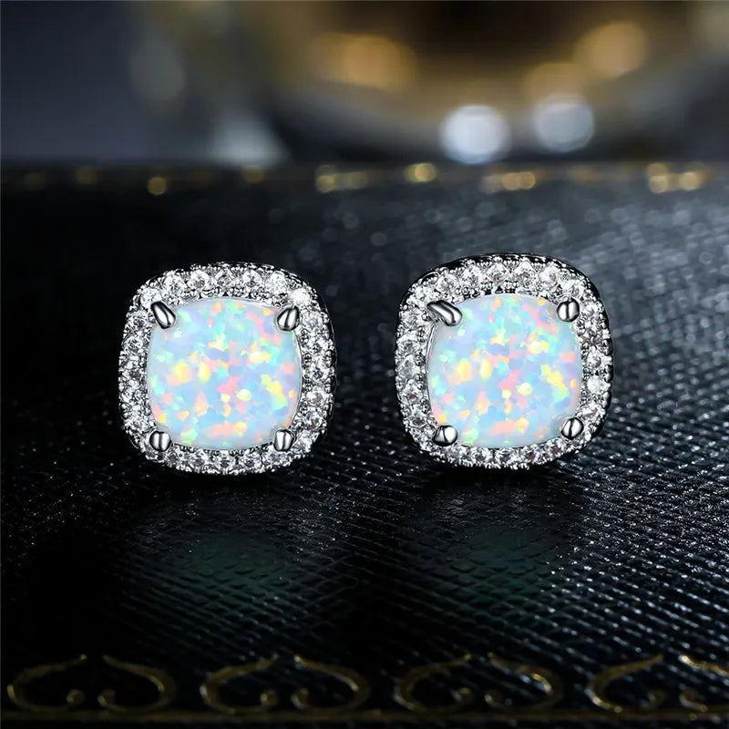 Boucles d'oreilles en argent avec opale de feu blanche ronde, élégantes et délicates, de la marque Danoir Paris.