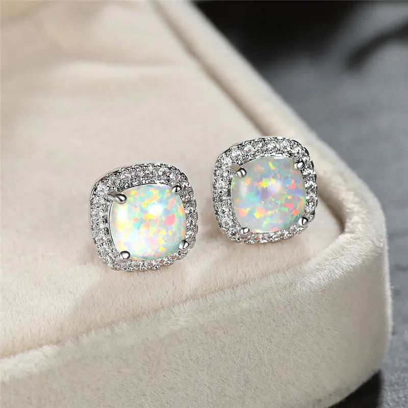 Boucles d'oreilles en argent avec Opale de Feu blanche ronde, design élégant et sophistiqué, par Danoir Paris.