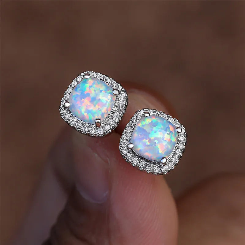 Boucles d'oreilles élégantes en argent avec opale de feu blanche ronde, de la marque Danoir Paris.