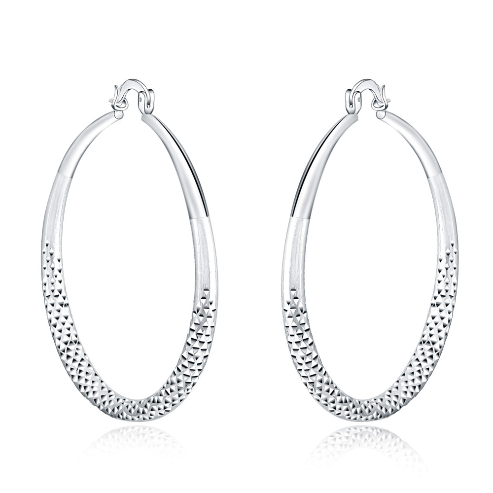 Boucles d'oreilles en argent sterling Danoir Paris avec design élégant et brillant, visibles sur un fond neutre.