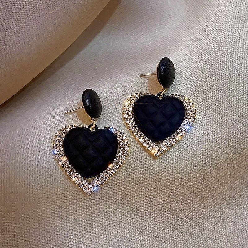 Boucles d'oreilles en or noir en forme de cœur de la marque Danoir Paris, élégantes et raffinées.