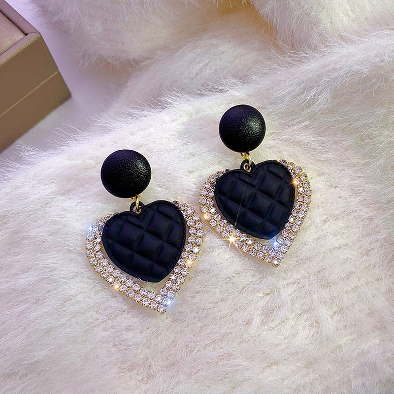 Boucles d’oreilles en or noir en forme de cœur de la marque Danoir Paris, élégantes et sophistiquées.