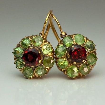 Boucles d'oreilles rondes chic Danoir Paris avec cristaux verts et rouges, élégantes et raffinées pour toutes occasions